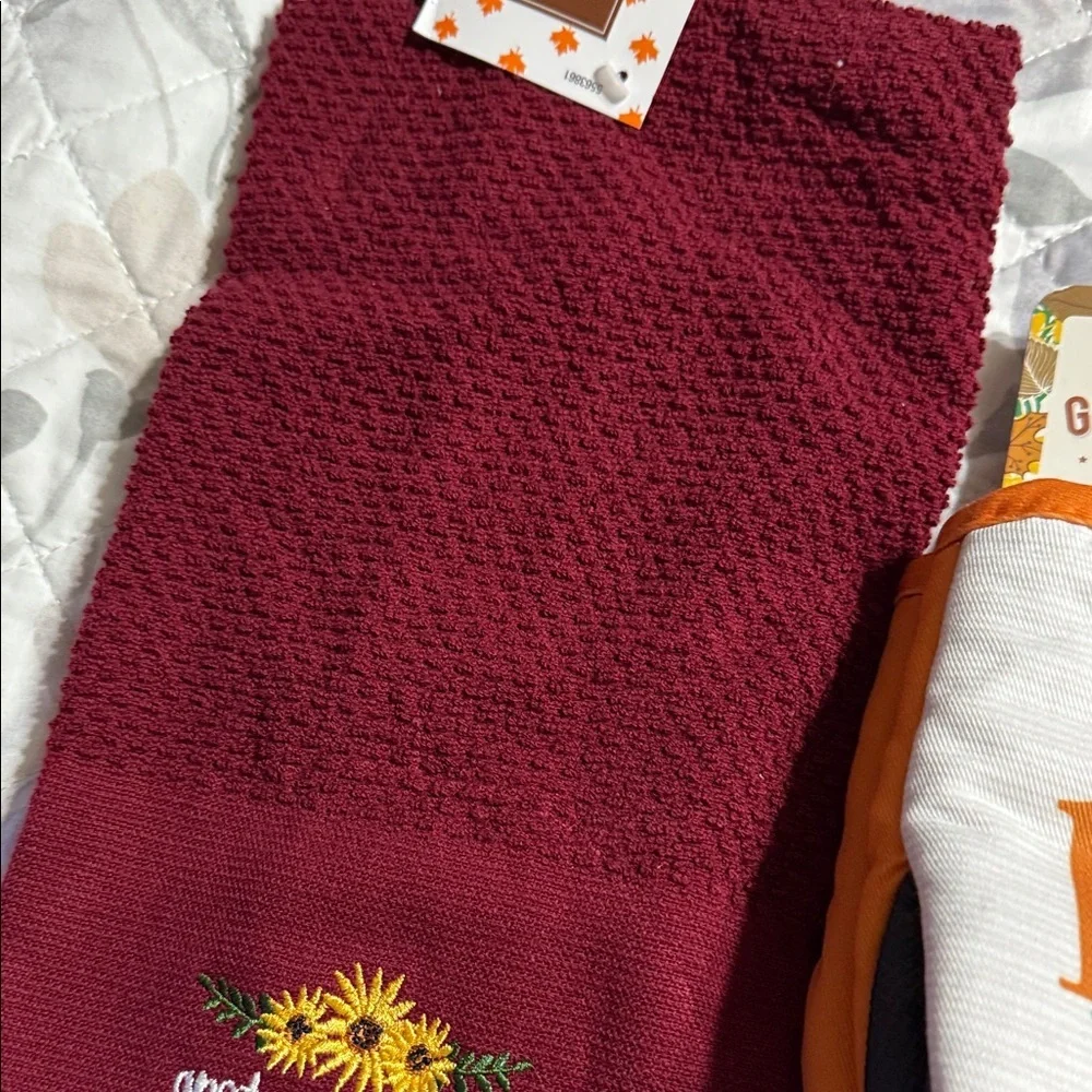 Burgundy Kitchen Towel and Oven Mitt Set